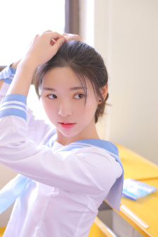 推高她的裙子挺身而入